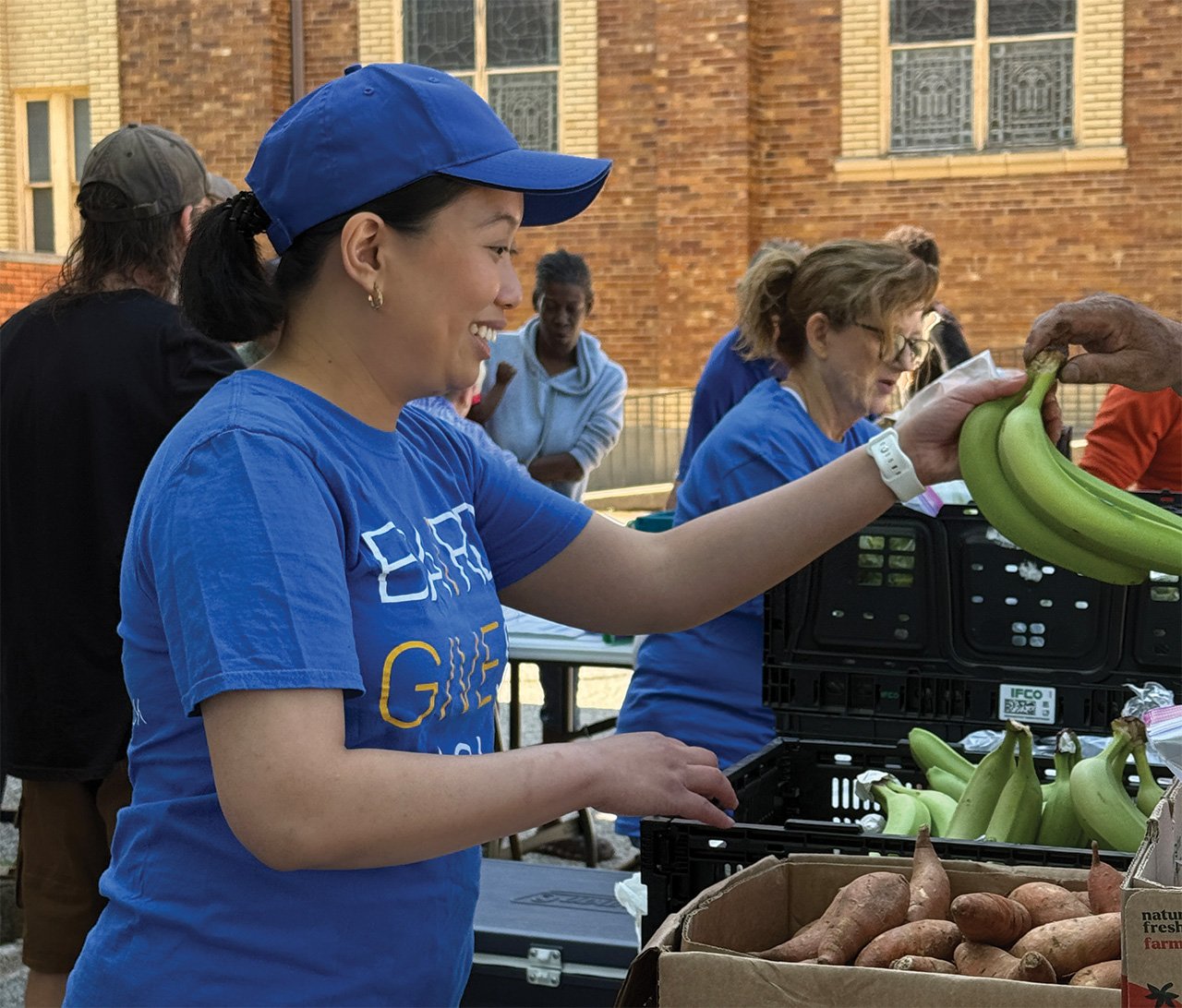 A Baird Trust associate volunteering at Father Jacks Pantry in Louisville